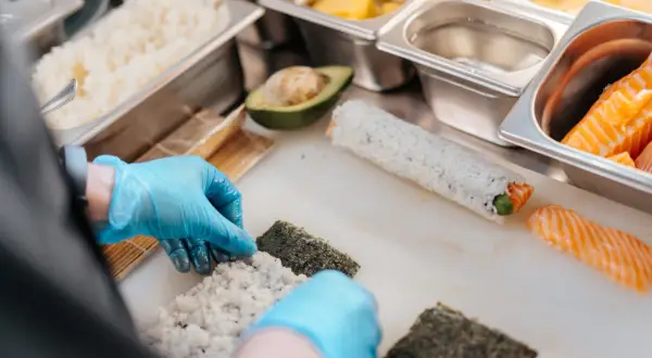 Co włożyć do sushi? Najlepsze składniki, które zaskoczą smakami