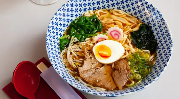 Ile kalorii ma ramen? Zaskakujące różnice w kaloryczności!