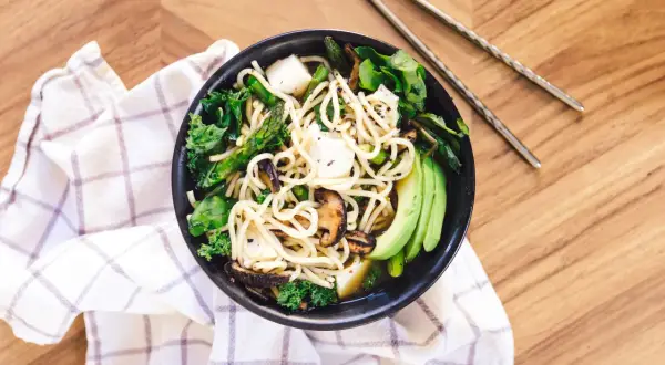 Zamienniki makaronu chow mein – co wybrać, aby nie stracić smaku?