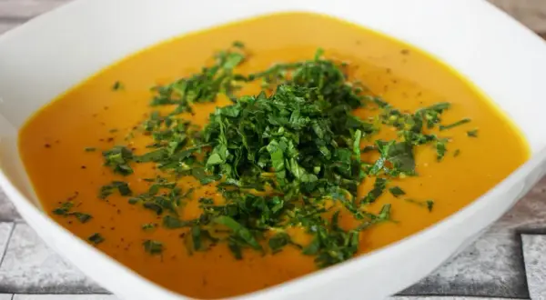 Czym przyprawić zupę dyniową, aby zaskoczyć smakiem i aromatem?